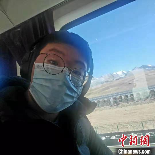 1月8日在西藏那曲開往拉薩火車上?！∈茉L者供圖 攝