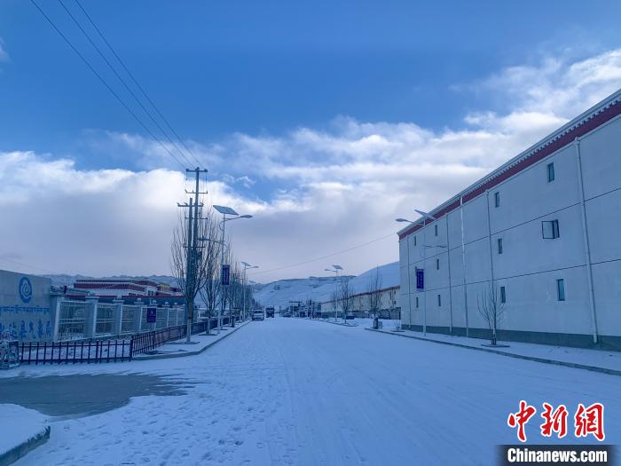 圖為西藏札達縣街道被積雪覆蓋?！娋?攝