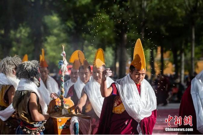 資料圖：扎什倫布寺跳神活動結(jié)束后，僧眾依次拋撒“切瑪”盒中的青稞祈福。<a target='_blank' ><p  align=