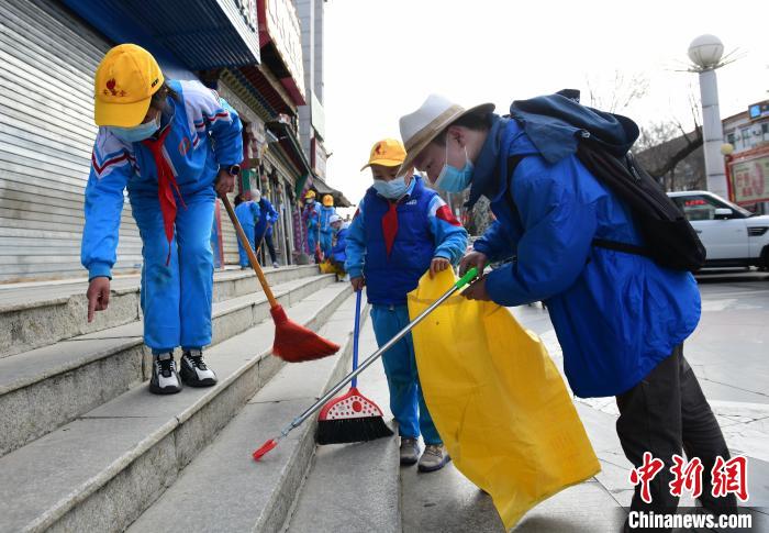 圖為拉薩市小學生打掃街道?！∝暩聛硭?攝
