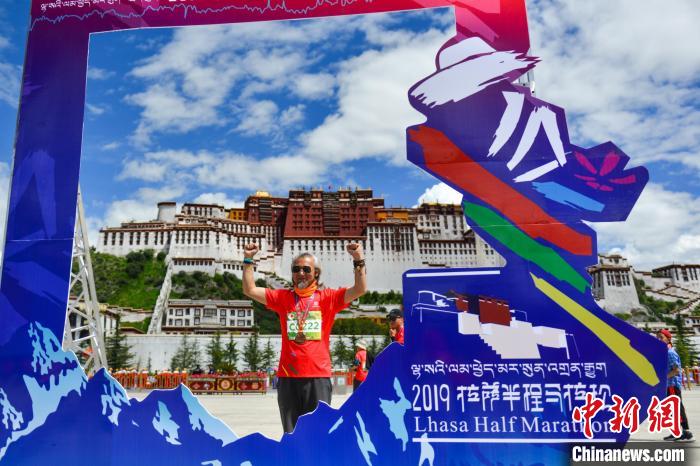 資料圖為2019年8月18日，拉薩舉行半程馬拉松賽。　江飛波 攝