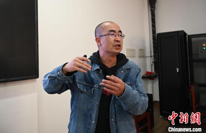圖為西藏大學(xué)教授寧長春授課宣講。