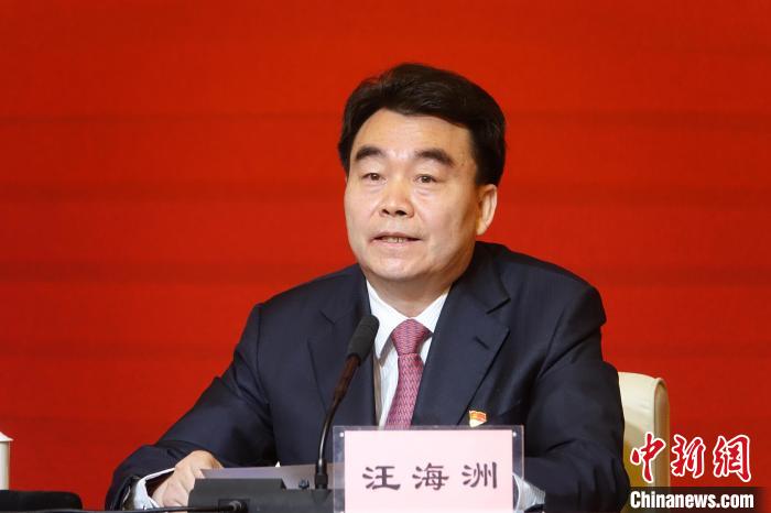 汪海洲在發(fā)布會(huì)上介紹西藏自治區(qū)黨史學(xué)習(xí)教育開(kāi)展情況。　冉文娟 攝