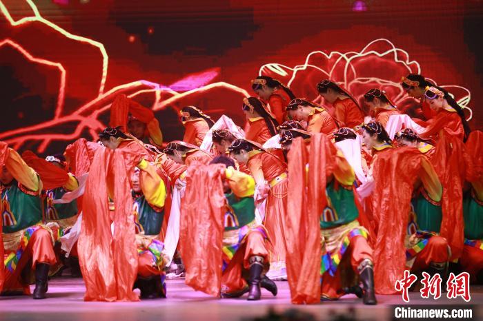 圖為農(nóng)行西藏分行演出現(xiàn)場(chǎng)?！∞r(nóng)行西藏分行 供圖