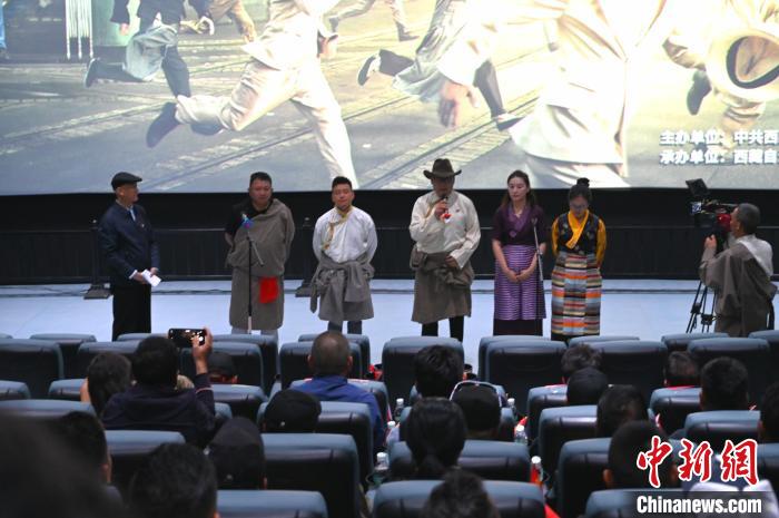圖為主創(chuàng)人員分享譯制過(guò)程。　趙朗 攝