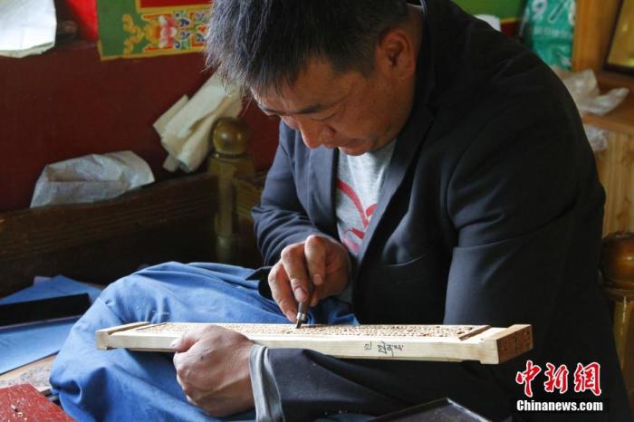 圖為7月14日，普松雕刻技藝傳承人嘎瑪曲扎正在家中進(jìn)行創(chuàng)作。 <a target='_blank' ><p  align=