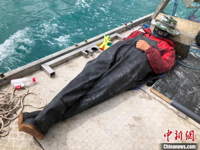 科考隊(duì)員在高原湖泊的鉆探平臺(tái)上累了臨時(shí)就地休息?！?lt;a target='_blank' ><p  align=