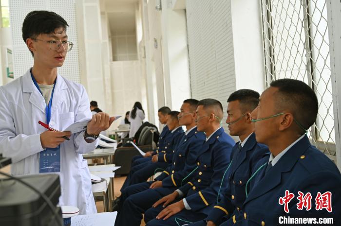 圖為研究團(tuán)隊(duì)成員登記消防員信息?！≮w朗 攝