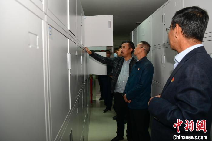 圖為參加西藏三大重點文物保護維修工程檔案移交進館儀式人員參觀拉薩市檔案館?！∝暩聛硭?攝