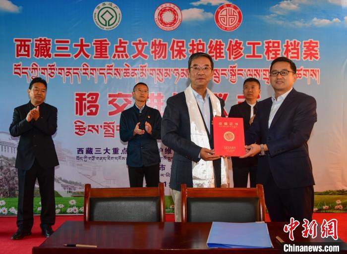 圖為西藏三大重點文物保護維修工程檔案移交進館儀式現(xiàn)場?！∝暩聛硭?攝
