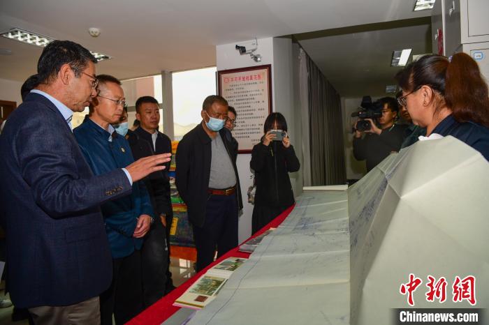 圖為參加西藏三大重點文物保護維修工程檔案移交進館儀式人員參觀布達拉宮手繪圖紙?！∝暩聛硭?攝