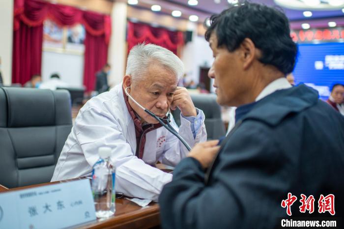 圖為專家團隊在日喀則市開展義診活動?！〉┰雠?攝