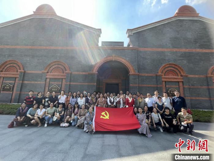 參觀中共一大、二大會(huì)址，學(xué)員們回顧了中國(guó)共產(chǎn)黨百年大黨的革命歷程?！∪A東師大供圖