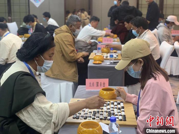 圖為參賽選手正在進行藏棋對弈?！≈x牧 攝