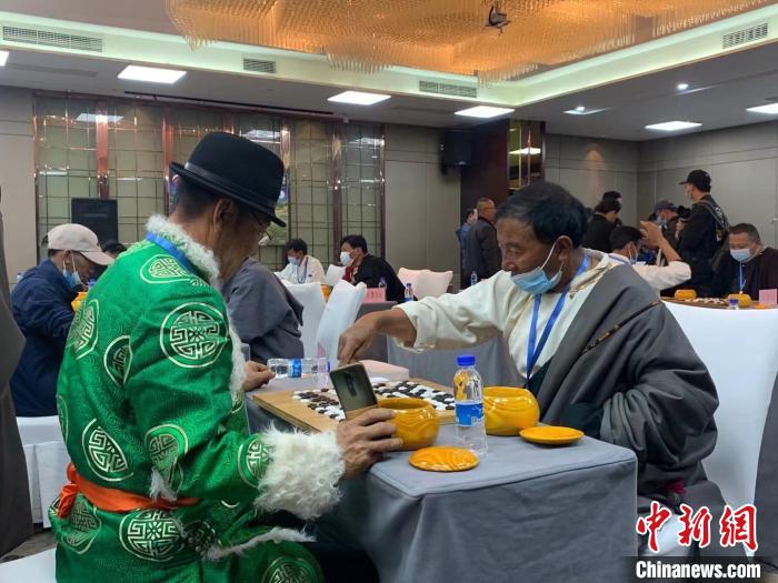 圖為參賽選手正在進行藏棋對弈。　謝牧 攝