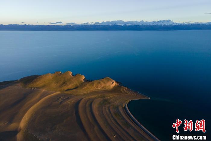 圖為著名的西藏“天湖”納木錯風光，遠處為念青唐古拉雪山?！〗w波 攝