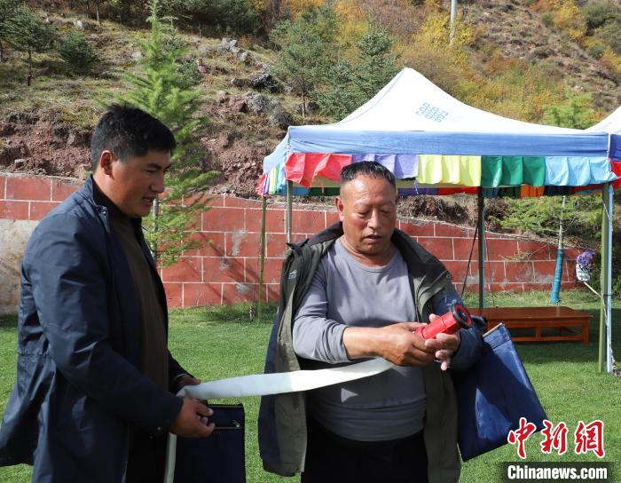 圖為護(hù)林員操作體驗(yàn)滅火裝備。　昌都市森林消防支隊(duì) 供圖