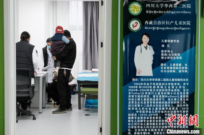 圖為四川大學(xué)華西第二醫(yī)院專家接診?！〗w波 攝