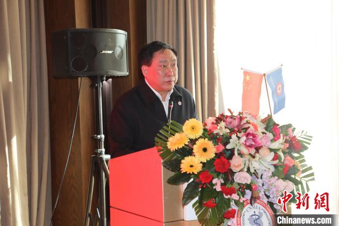 圖為中國非公立醫(yī)療機構協(xié)會常務副會長兼秘書長郝德明致辭。　韓相澤 攝