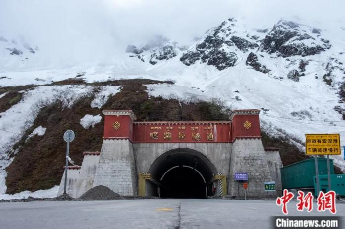 墨脫公路控制性工程——嘎隆拉隧道。上方為嘎隆拉雪山，曾是進入墨脫最大的“攔路虎”。