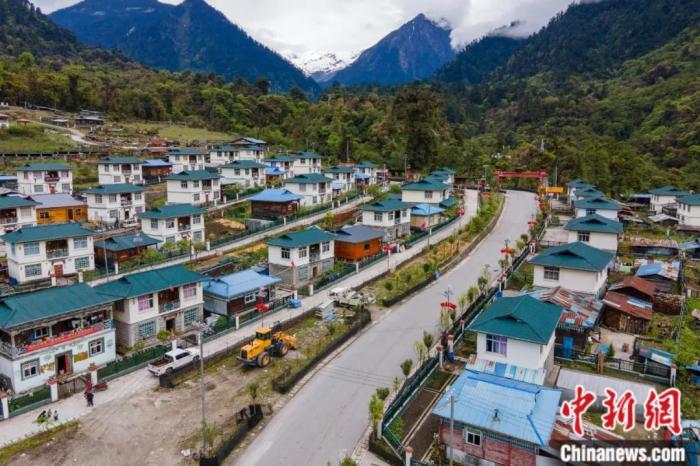 墨脫公路上的達木珞巴民族鄉(xiāng)貢日村，該村此前為舊墨脫公路著名的物資轉(zhuǎn)運點，被稱為“80K”。