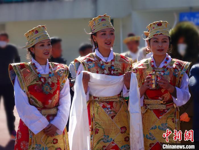 圖為身著節(jié)日盛裝的藏族姑娘?！∪轿木?攝