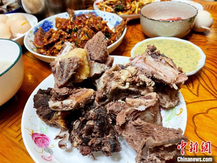 圖為除夕之夜的大餐?！∪轿木?攝