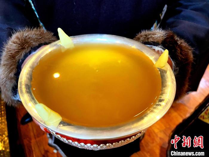 圖為青稞酒。　冉文娟 攝