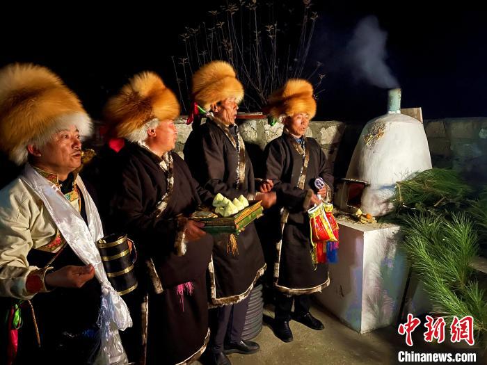 圖為除夕之夜進行的驅(qū)鬼儀式。　冉文娟 攝