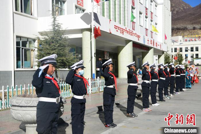 圖為加查縣安繞鎮(zhèn)小學(xué)學(xué)生爭(zhēng)當(dāng)“小交警”體驗(yàn)交警工作?！∝暩聛?lái)松 攝