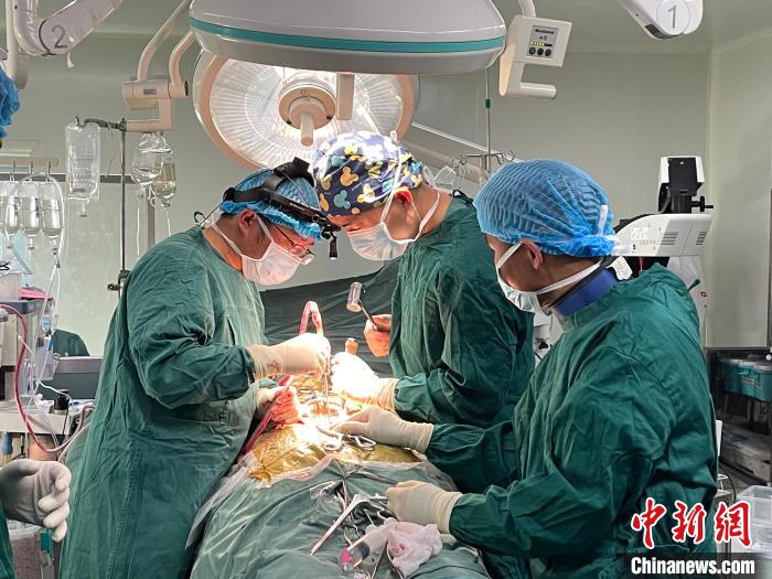 圖為在北京援藏醫(yī)療隊專家指導下，多項新技術(shù)使用到脊柱疾病的手術(shù)中。(資料圖) 拉薩市人民醫(yī)院脊柱外科供圖