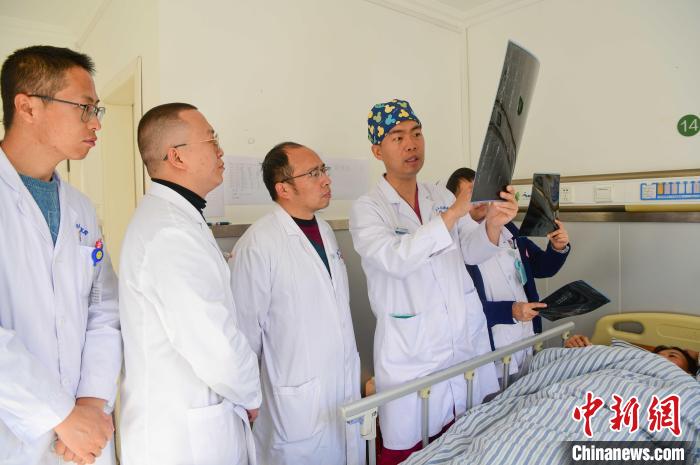 圖為醫(yī)療援藏專家何蔚(站右二)與馮敬云(左二)、廖濤(左三)等人討論患者病情。(資料圖) 貢嘎來松 攝