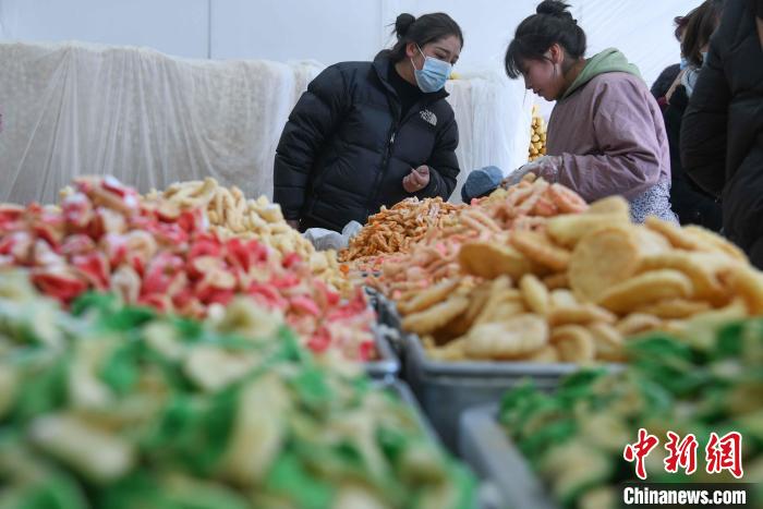 圖為拉薩市民選購(gòu)年貨“卡塞”。　貢嘎來(lái)松 攝