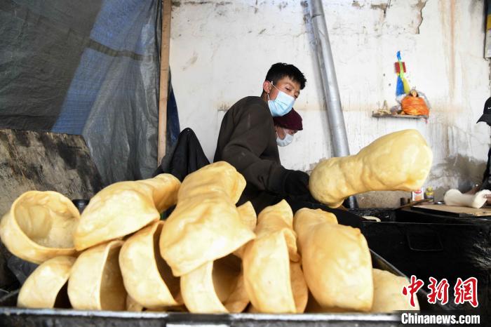 圖為拉薩手藝人制作藏歷新年供品“德卡”?！∝暩聛?lái)松 攝