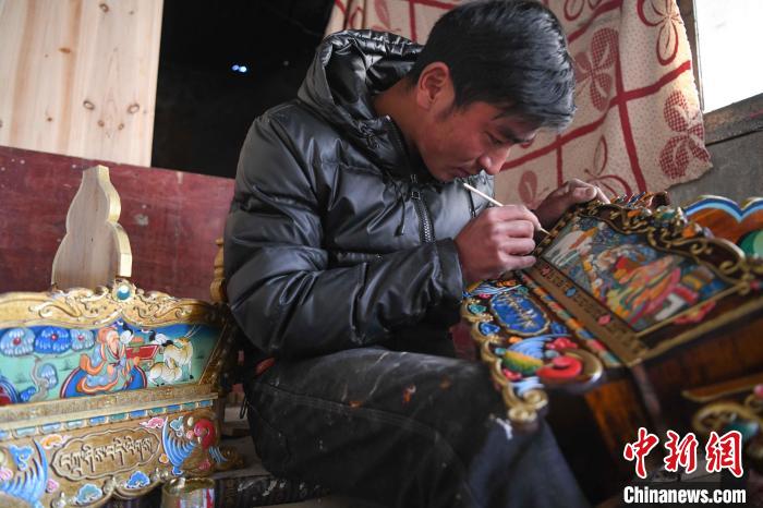 圖為拉薩手藝人制作年貨“切瑪盒”。　貢嘎來(lái)松 攝
