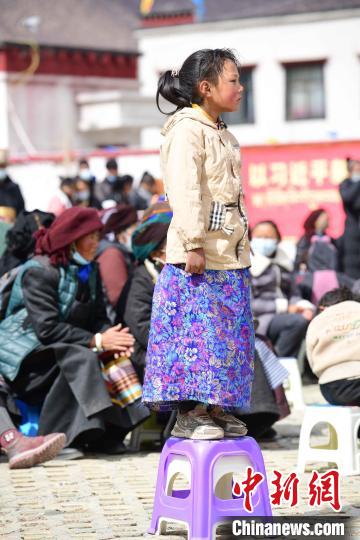 圖為觀看節(jié)目的小女孩?！∝暩聛硭?攝