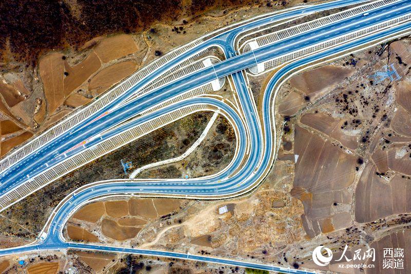 拉林高等級(jí)公路。徐馭堯攝