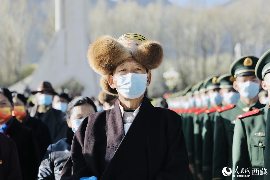 群眾代表們參加升旗儀式現(xiàn)場(chǎng)。人民網(wǎng) 次仁羅布 攝