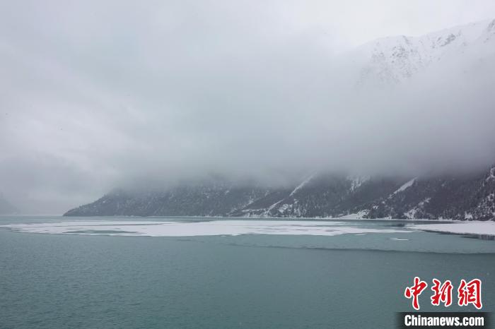 然烏湖春雪飄落?！∪轿木?攝