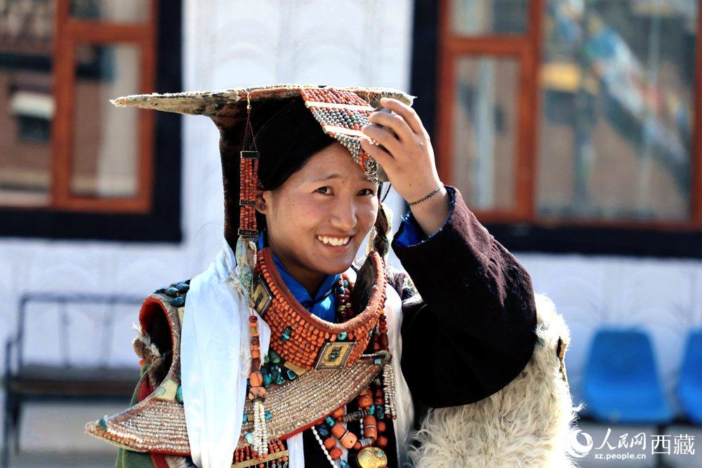 身著“飛天服飾”的普蘭少女。人民網(wǎng) 李海霞攝