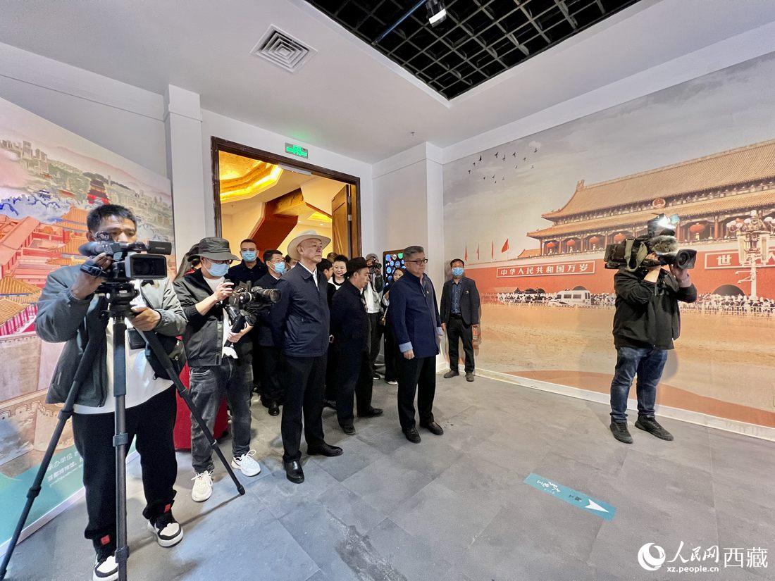 參觀《“讀城——大美北京”西藏巡展》展廳。 人民網(wǎng) 次仁羅布攝