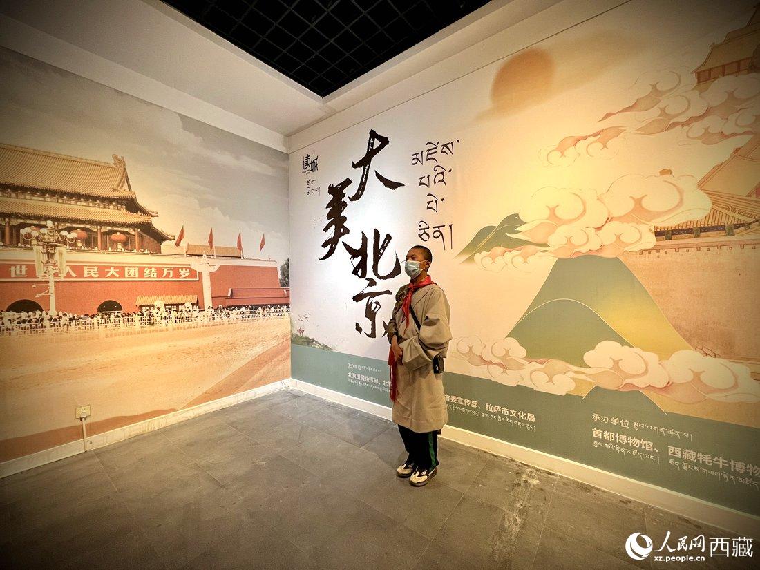 拉薩市北京實(shí)驗(yàn)中學(xué)的學(xué)生講解員進(jìn)行講解。人民網(wǎng) 次仁羅布攝