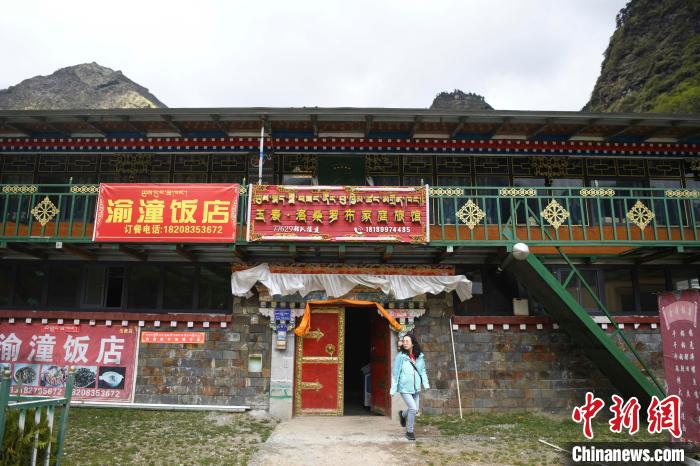 玉麥鄉(xiāng)里修建了飯店與旅館?！钊A峰 攝