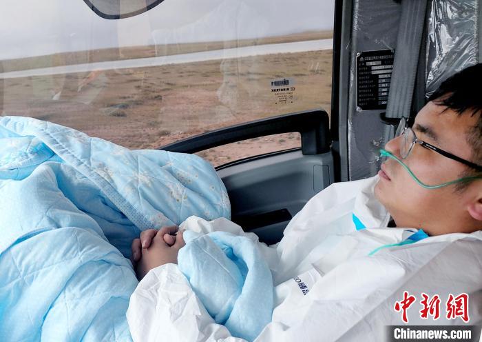 從咸陽(yáng)開始到拉薩，閆光宇和朋友吃住均不離車。　鄭朋 攝