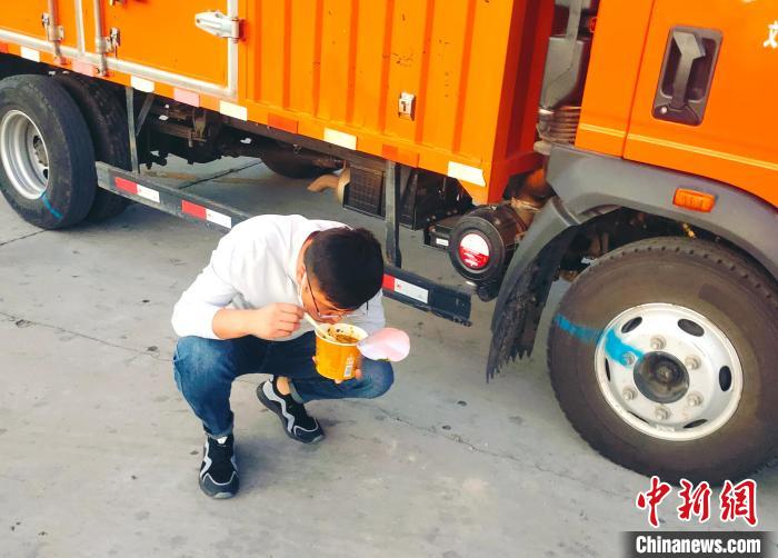 由于沿路疫情原因，閆光宇和朋友只能在服務(wù)區(qū)簡(jiǎn)餐。　鄭朋 攝