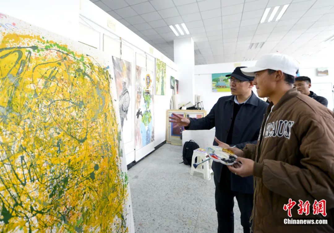 劉洋在課堂上指導(dǎo)學(xué)生繪畫技巧。<a target='_blank' href='/'><p  align=