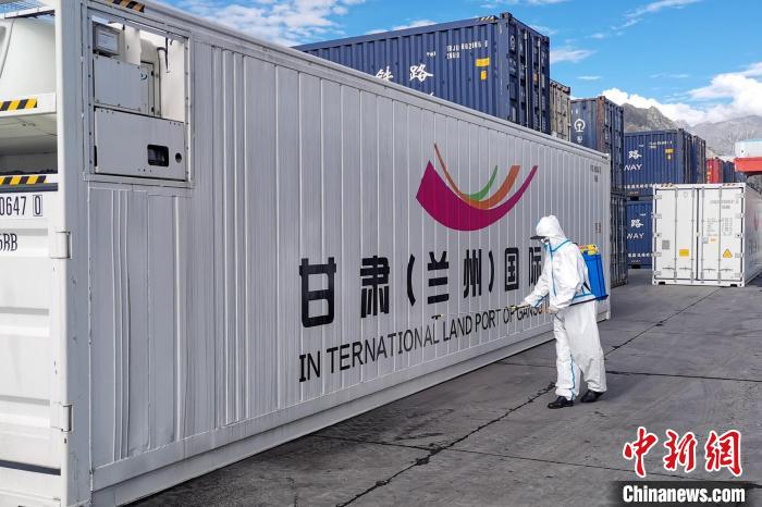 9月9日，甘肅省援助拉薩700噸生活物資“乘冷鏈專列”抵達(dá)拉薩。　國鐵青藏集團(tuán)有限公司拉薩車務(wù)段 供圖
