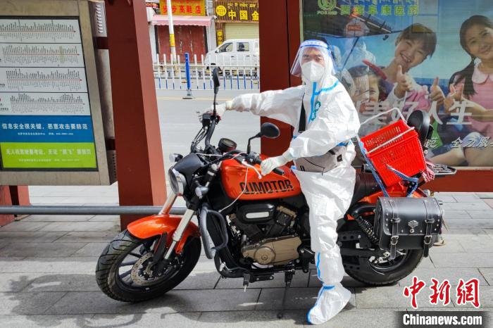 圖為西藏阜康醫(yī)療工作人員騎摩托為居家防疫市民送藥?！∈茉L者供圖