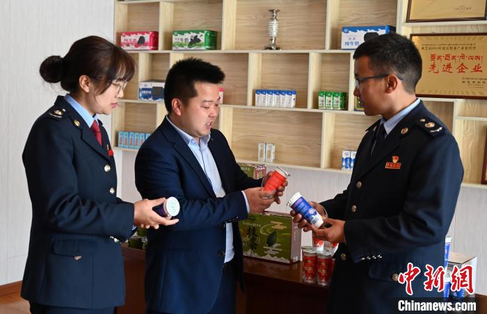 圖為林芝稅務(wù)部門上門了解企業(yè)情況，并宣講稅收政策。資料圖 趙朗 攝