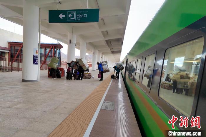 乘客乘復(fù)工專(zhuān)列抵達(dá)日喀則?！±_車(chē)務(wù)段 供圖